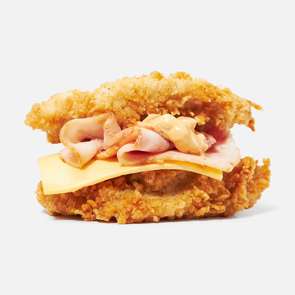 Изображение товара Бургер Дабл Чикен Rostic's 214 г с куриным филе, сыром и беконом - вкусный быстрое блюдо