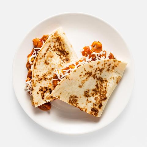 Изображение товара Кесадилья Самокат с курицей острое 220 г - мексиканское блюдо с сыром и соусом табаско