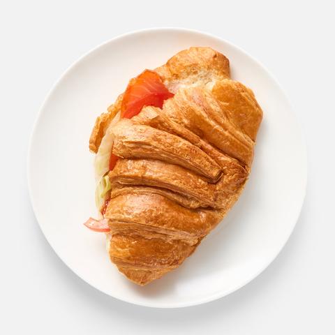 Изображение товара Круассан Братья Караваевы, с копчёным лососем, 115 г