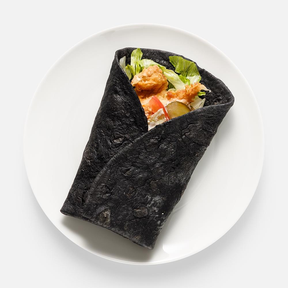 Изображение товара Чёрный ролл Самокат с куриными стрипсами 170 г вкусная закуска