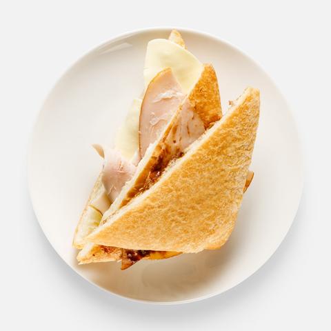 Изображение товара Бутерброд Самокат, на слоёном хлебе, с копчёной индейкой и соусом барбекю, 105 г