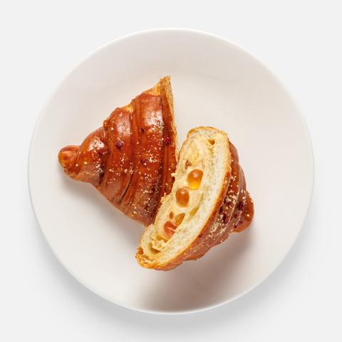 Изображение товара Круассан Самокат, с джус бабл, карамель и вишня, 110 г