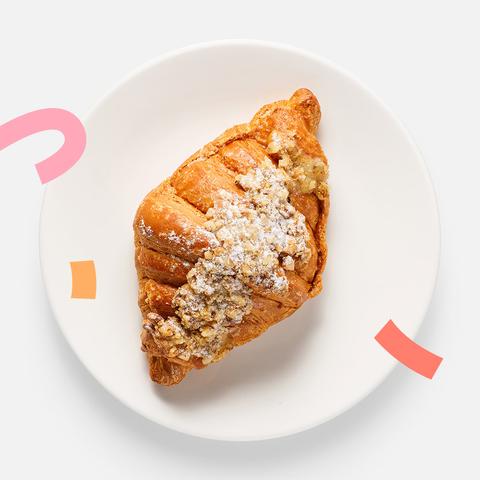 Изображение товара Круассан Самокат, с яблоком, карамелью и грецким орехом, 110 г