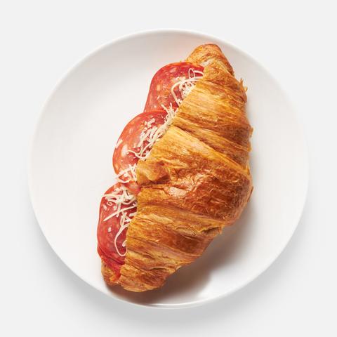 Изображение товара Круассан с чоризо и сыром пармезан 135 г от Братьев Караваевых