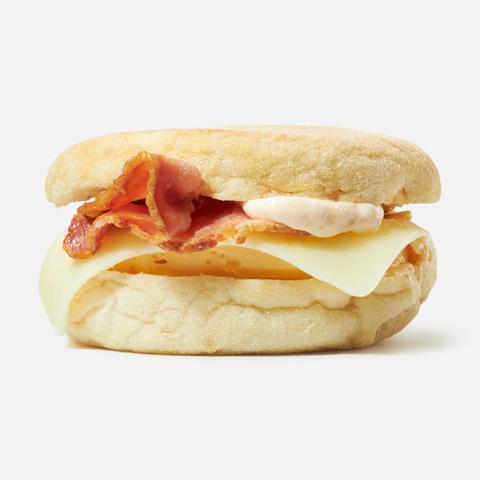 Изображение товара Булочка с омлетом, сыром и беконом Самокат, 155 г - вкусный и питательный перекус