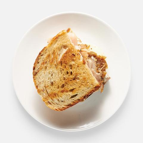 Изображение товара Сэндвич Mátes с индейкой и карамельным луком 185 г для завтрака перекуса