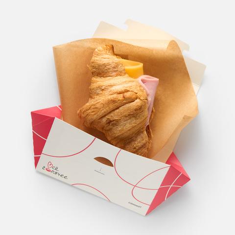 Изображение товара Круассан с ветчиной из индейки 100 г свежий готовый продукт