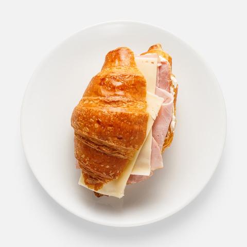 Изображение товара Круассан Самокат с ветчиной и сыром 115 г воздушное сливочное изделие