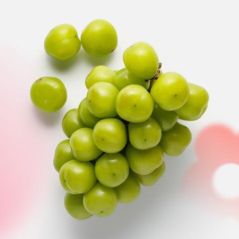 Изображение товара Белый виноград Shine Muscat 500 г - свежий сладкий фрукт